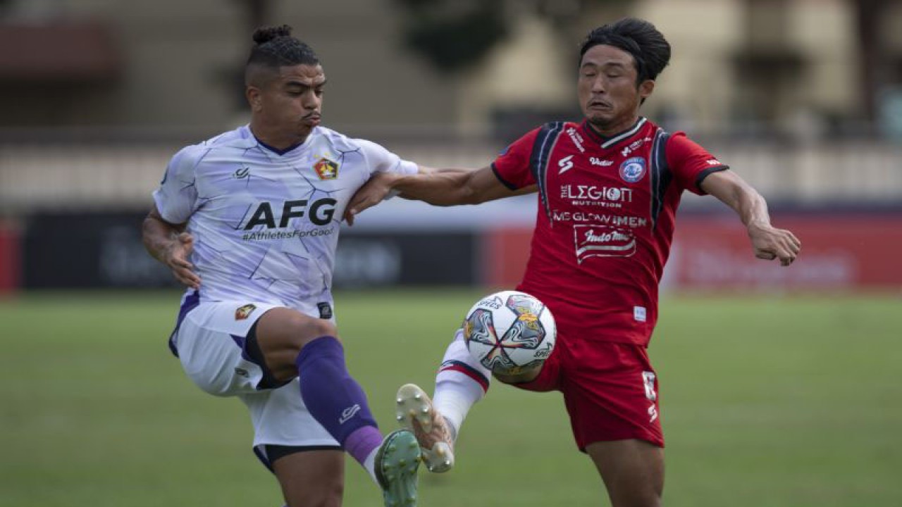 Pesepak bola Arema FC Renshi Yamaguchi (kanan) berebut bola dengan pesepak bola Persik Kediri Anderson Do Nascimento Carneiro (kiri) pada lanjutan pertandingan Liga 1 di Stadion PTIK, Jakarta, Selasa (28/2/2023). ANTARA FOTO/Wahyu Putro A/rwa. (ANTARA FOTO/WAHYU PUTRO A)