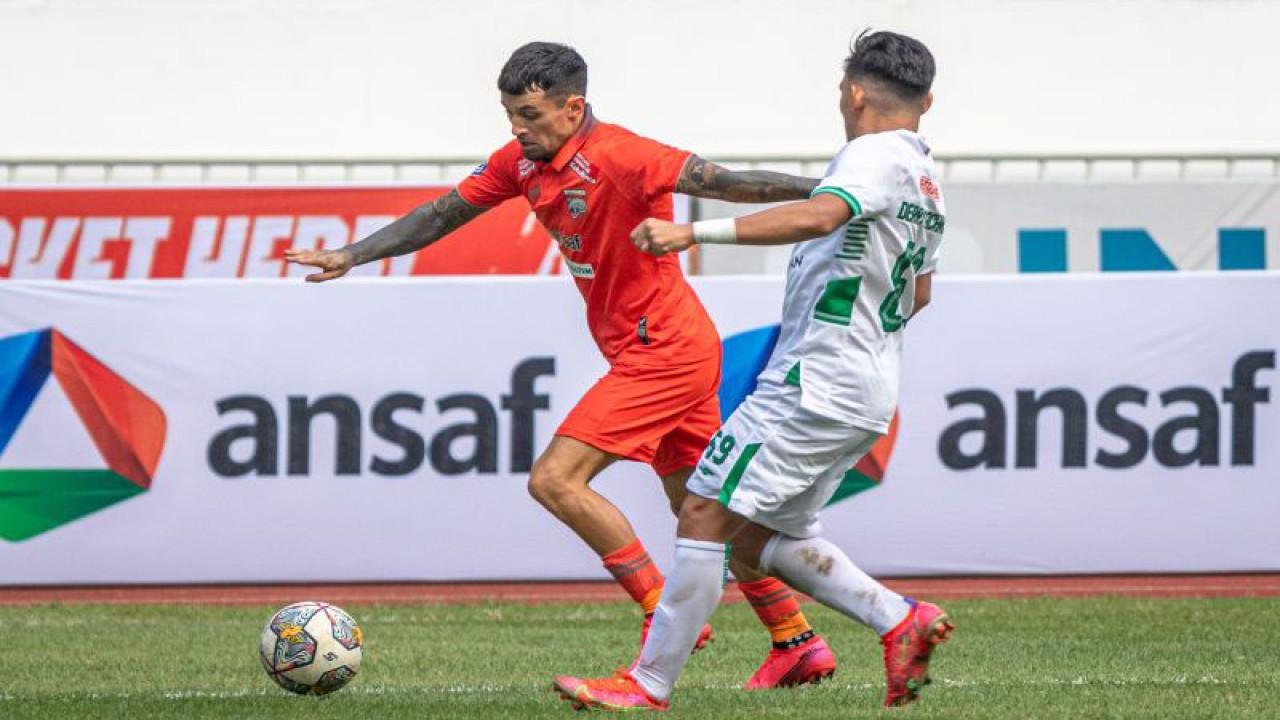 Arsip - Pesepak bola Borneo FC Stefano Lilipaly (kiri) berupaya melewati hadangan pesepak bola PSS Sleman Derry Rachman (kanan) dalam pertandingan lanjutan BRI Liga 1 di Stadion Jatidiri, Semarang, Jawa Tengah, Senin (12/12/2022). ANTARA FOTO/Aji Styawan/hp.