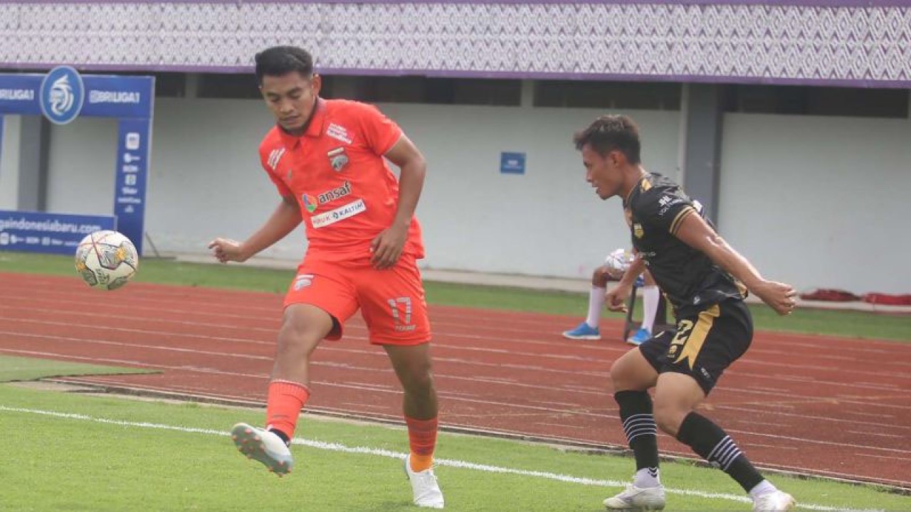 Pesepak bola Borneo FC Abrizal Umainailo (kiri) berebut bola dengan pesepak bola Dewa United Dias Angga Putra (kanan) pada pertandoingan lanjutan BRI Liga 1 di Stadion Indomilk Arena, Tangerang, Banten, Rabu (8/2/2023). Dewa United mengalahkan Borneo FC dengan skor 1-0. ANTARA FOTO/Muhammad Iqbal/aww.