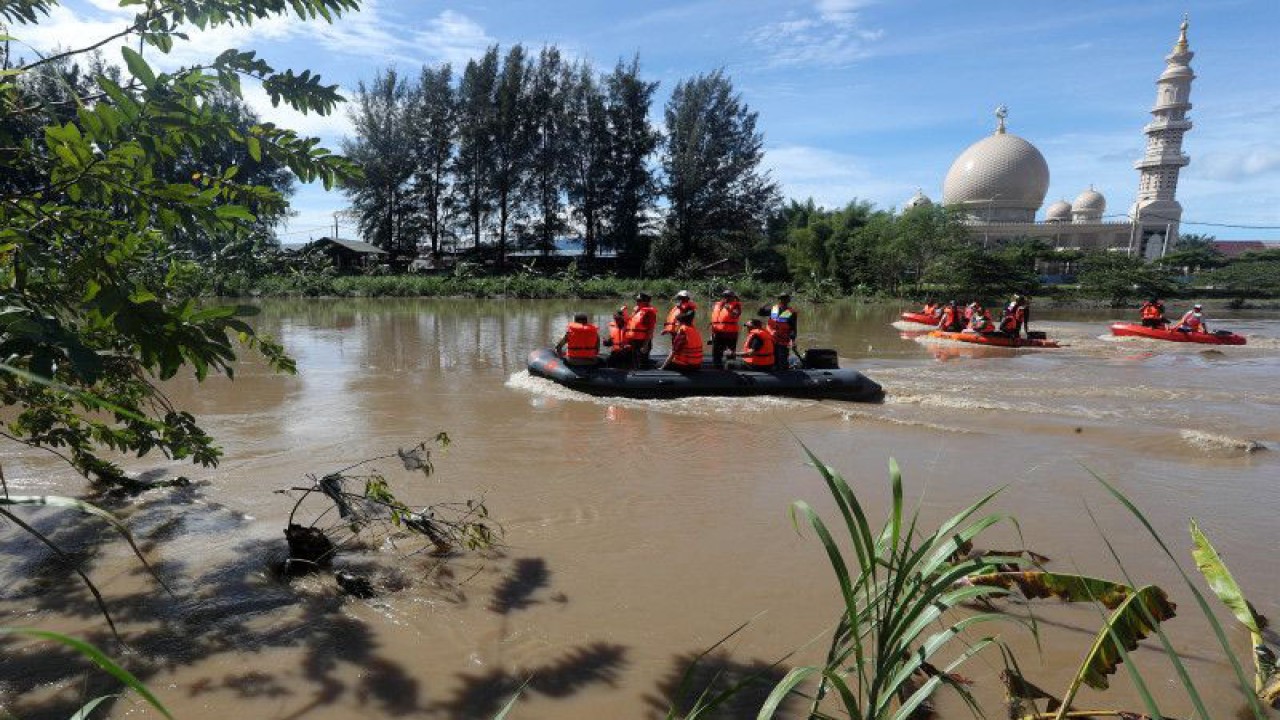 Tim Badan Penanggulangan Bencana Daerah (BPBD) bersama Forkopimda Kota Banda Aceh memantau debit air dan kerusakan Daerah Aliran Sungai (DAS) Krueng Aceh usai hujan deras disertai angin di Banda Aceh, Aceh, Sabtu (11/2/2023). ANTARA FOTO / Irwansyah Putra/rwa. (ANTARA FOTO/IRWANSYAH PUTRA)