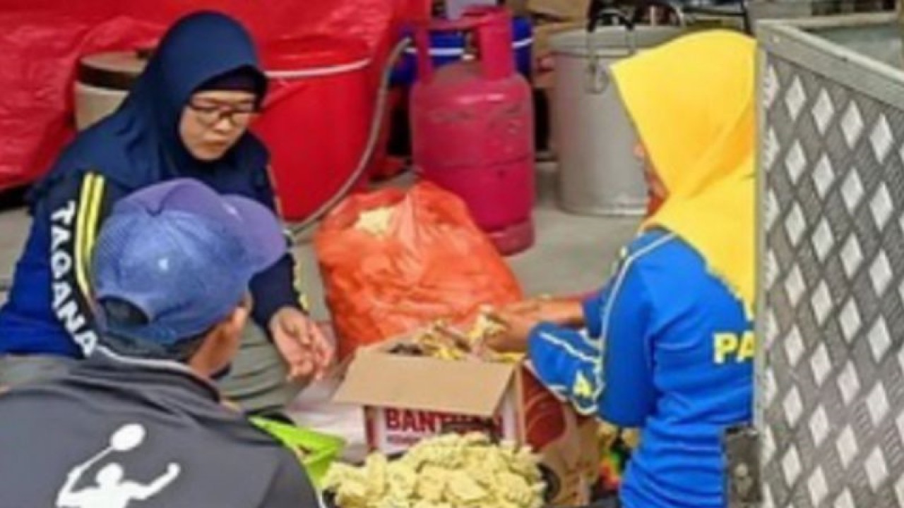 Tim dari Dinas Sosial Parepare, Sulawesi Selatan sedang menyiapkan makanan siap santap untuk korban banjir. ANTARA/HO/Pemkot Parepa