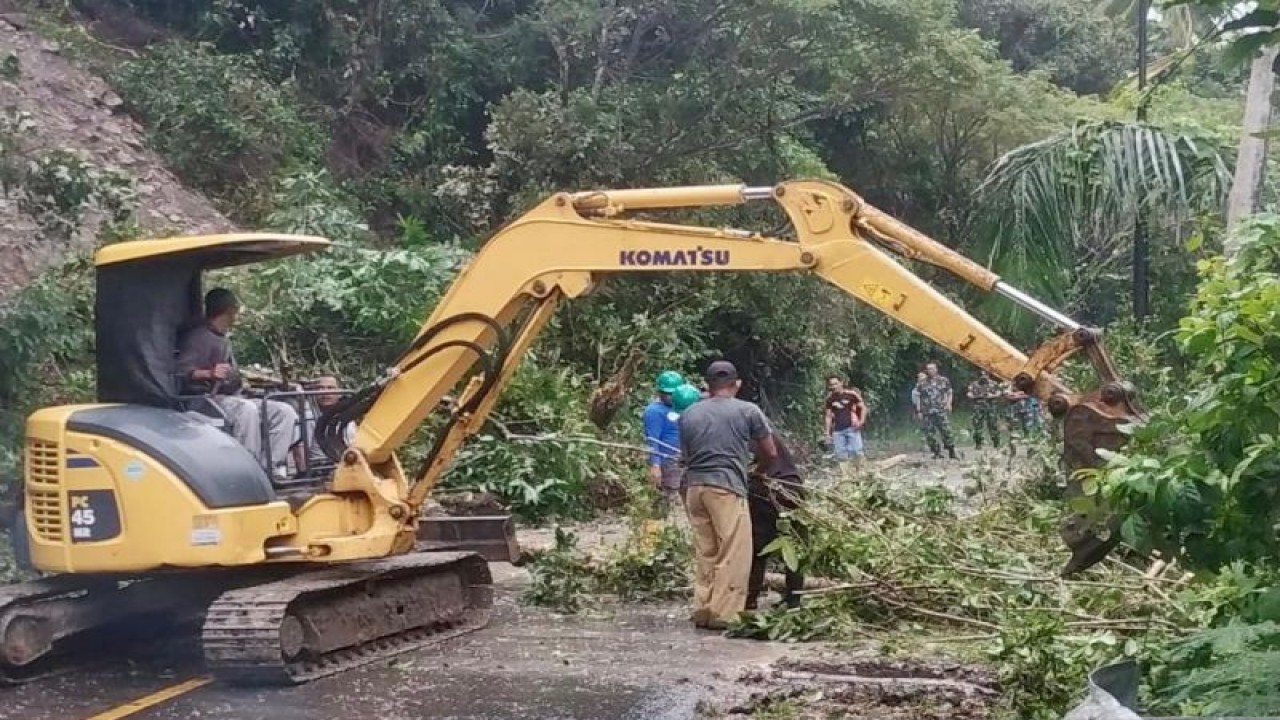 Dinas PUPR Kota Sabang menurunkan alat berat untuk membersihkan badan jalan terdampak longsor dan pohon tumbang, Senin (30/1/2023). (ANTARA/HO-Pemkot Sabang)