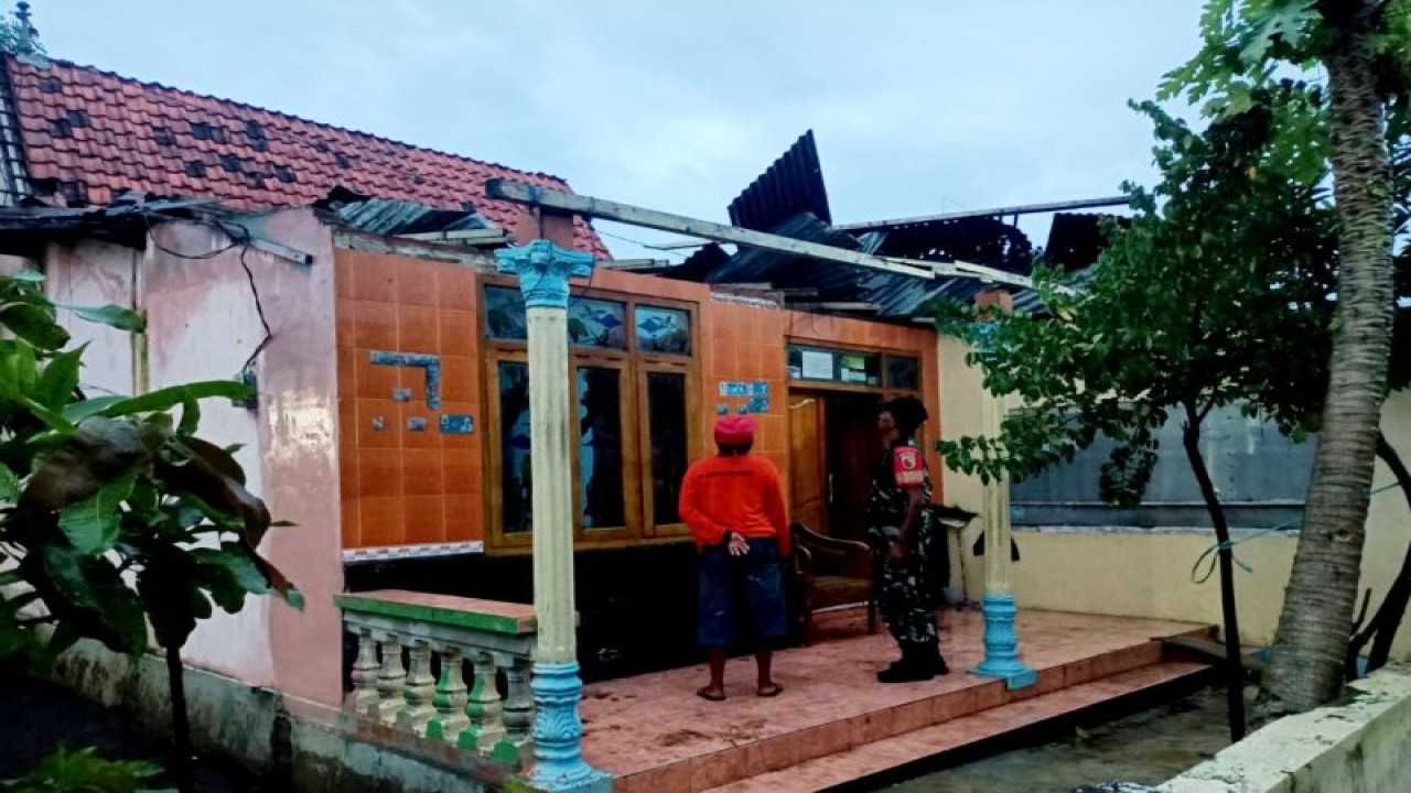 Petugas BPBD Situbondo data rumah terdampak angin kencang. Senin (27/2/2022) ANTARA/HO-BPBD Situbondo