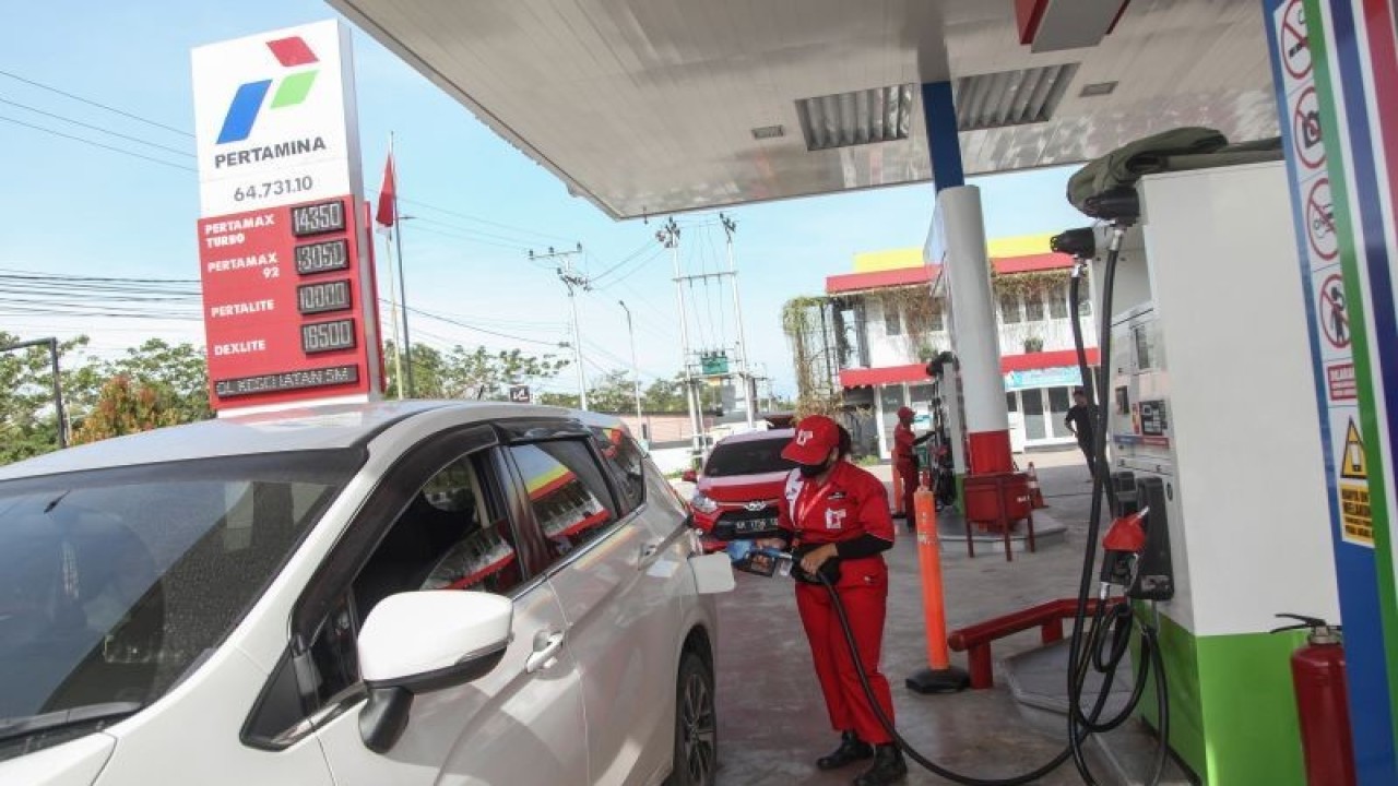 Dokumentasi - Petugas melayani pengisian bahan bakar minyak (BBM) jenis Pertamax di SPBU Yos Sudarso, Palangka Raya, Kalimantan Tengah, Selasa (3/1/2023). ANTARA FOTO/Makna Zaezar/foc.