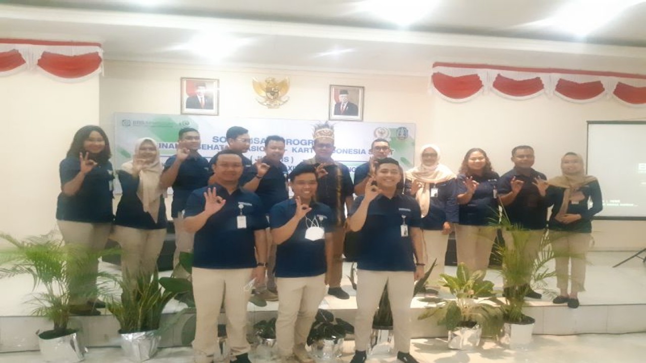 Wakil ketua komisi IX DPR RI Emanuel Melkiades Laka Lena (memakai topi adat Papua) foto bersama karyawan BPJS Kesehatan Kantor Cabang Jayapura setelah sosialisasi program JKN-KIS di Sentani, Kamis (16/2/2023).ANTARA/Ardiles Leloltery