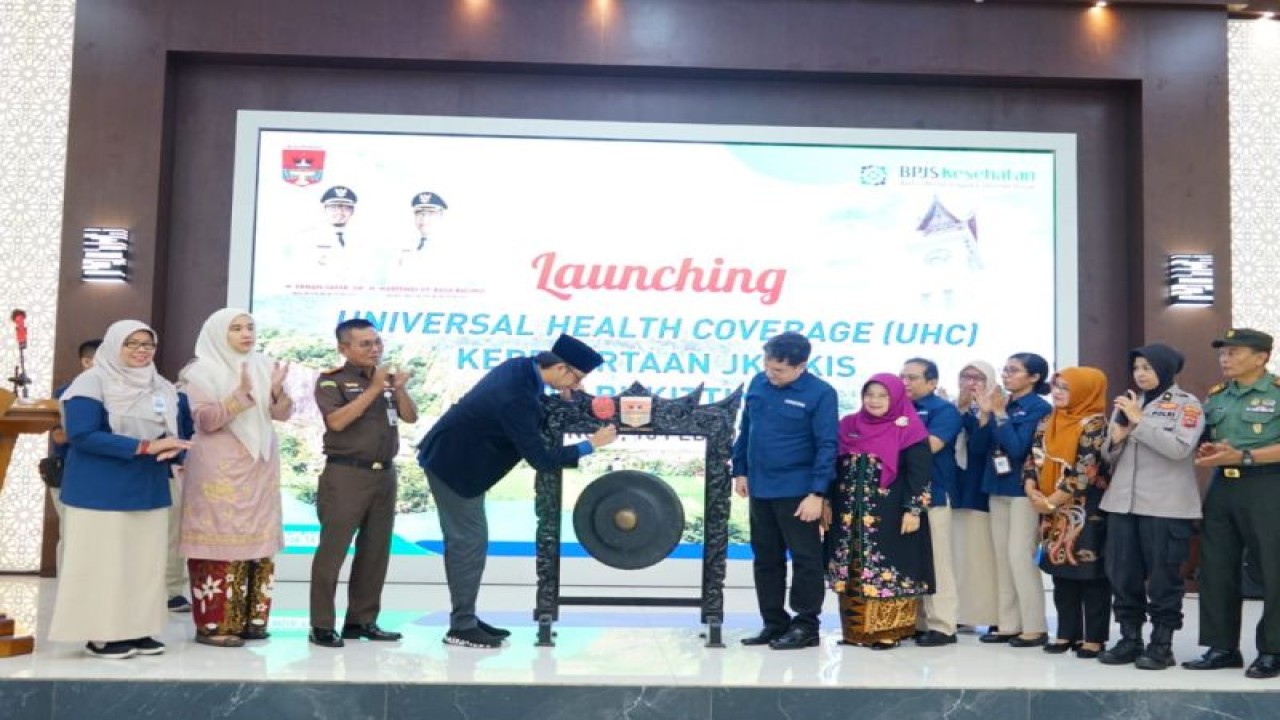 Wali Kota Bukittinggi Erman Safar dan BPJS resmikan Universal Health Coverage (UHC) kepesertaan JKN KIS untuk Kota Bukittinggi yang menjadi daerah kesepuluh raih UHC di Sumbar.