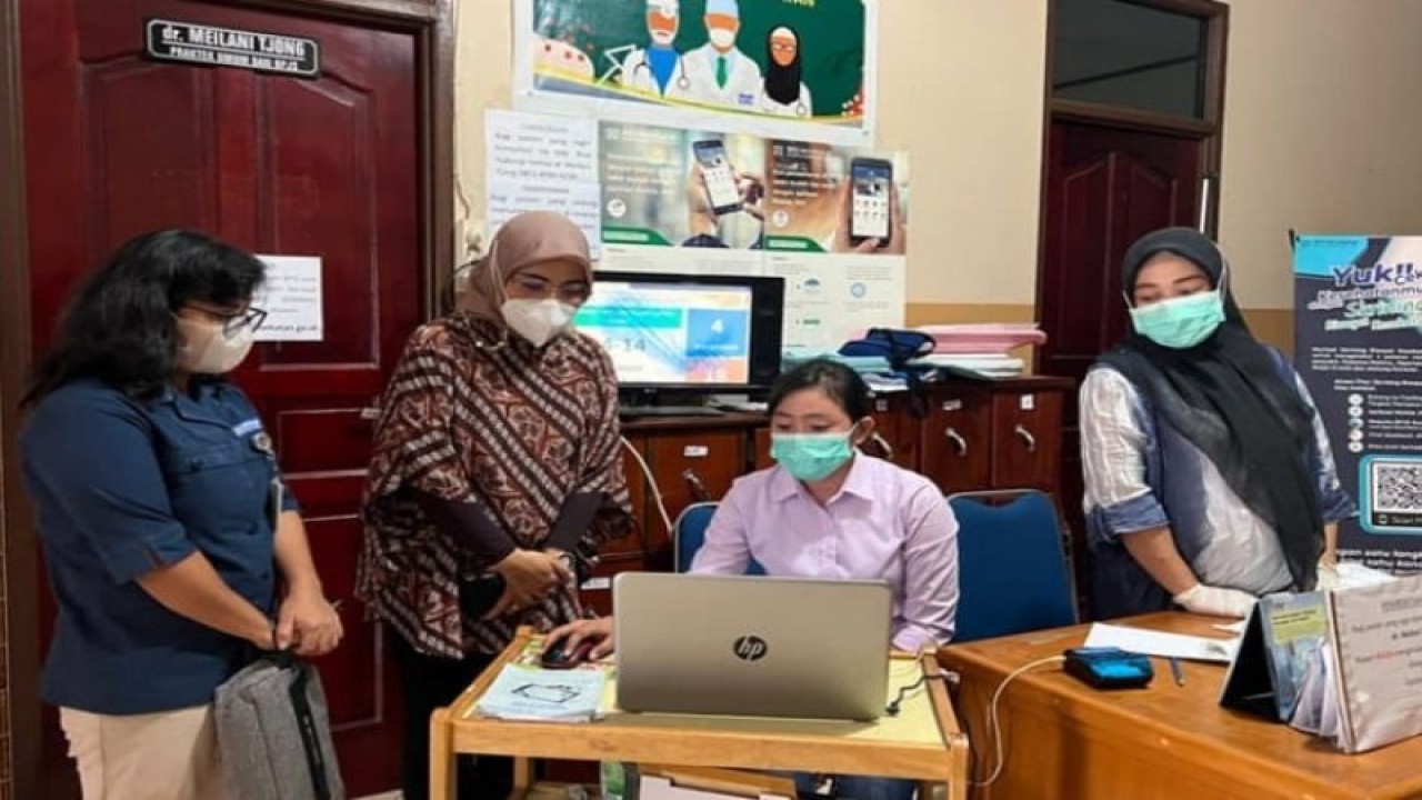Direktur Penjaminan Pelayanan Kesehatan (Dirjampelkes) BPJS Kesehatan Lily Kresnowati saat mengunjungi salah satu DPP di Kota Jayapura, Jumat (17/2/2023) ANTARA/HO-Humas BPJS Kesehatan Cabang Jayapura