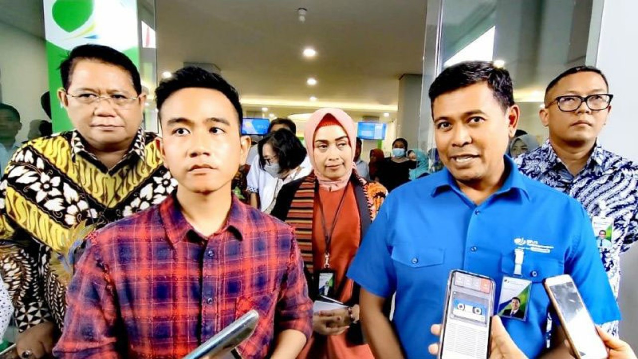 Direktur Utama BPJS Ketenagakerjaan Anggoro Eko Cahyo dan Wali Kota Surakarta Gibran Rakabuming Raka usai peresmian ruang layanan inklusif job center Kantor Cabang BPJS Ketenagakerjaan Surakarta di Solo, Rabu (22/2/2023). ANTARA/Aris Wasita