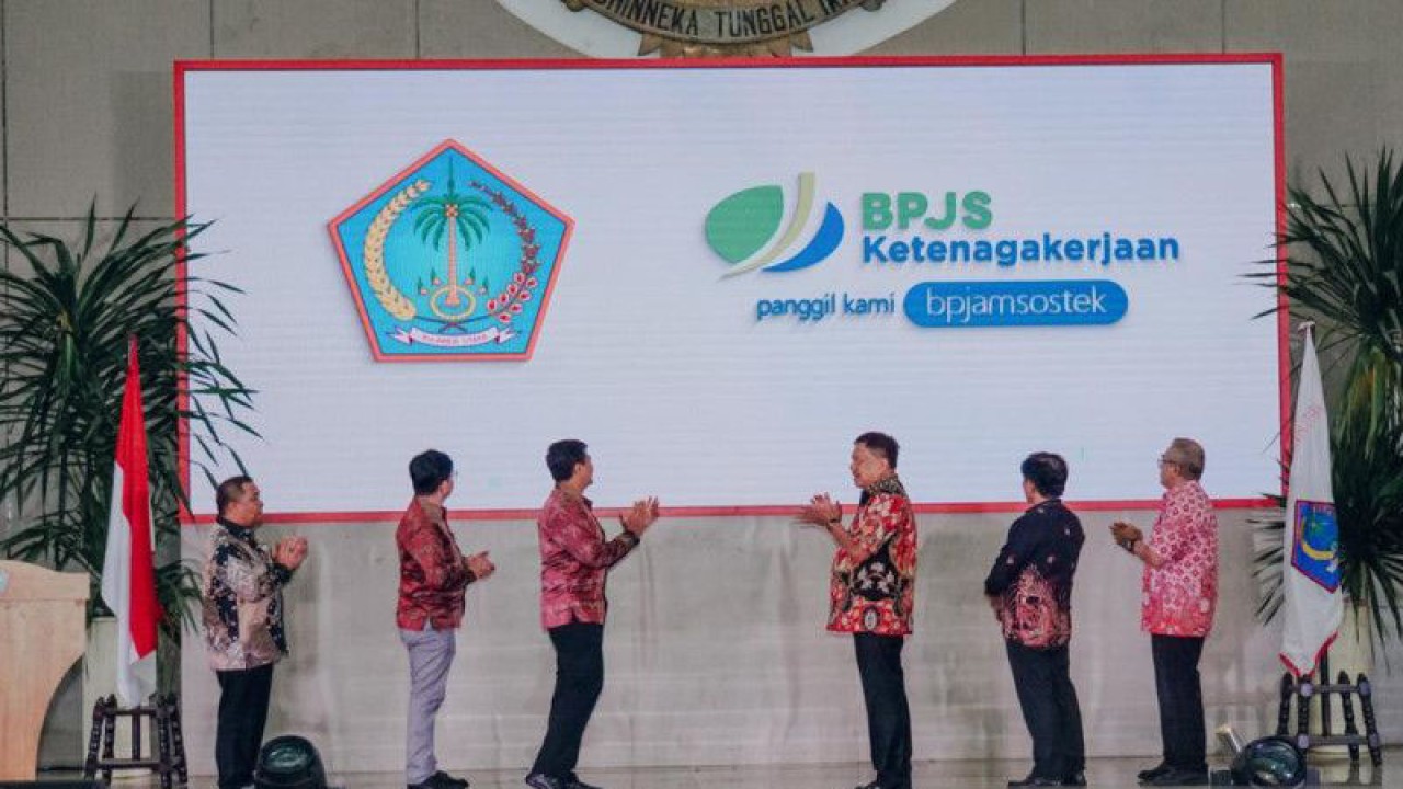 Direktur Utama BPJAMSOSTEK Anggoro Eko Cahyo bersama jajarannya dan Gubernur Sulut Olly Dondokambey saat meluncurkan perda perlindungan tenaga kerja di Sulut, Kamis (23/2/2023). ANTARA/Nancy L Tigauw.