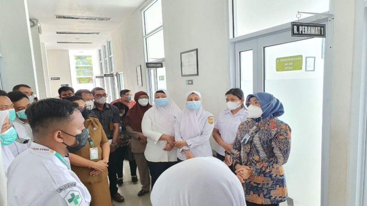Direktur Jaminan Pelayanan Kesehatan BPJS Kesehatan Lily Kresnowati (kanan) meninjau pelayanan peserta JKN di Puskesmas Abepura, Kota Jayapura, Papua. (ANTARA/HO-BPJS Kesehatan)