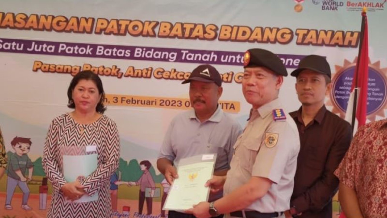 Kepala Badan Pertanahan Nasional (BPN) Tarakan Agus Sudrajat saat memberikan sertifikat program Pendaftaran Tanah Sistematis Lengkap (PTSL) tahun 2022 kepada warga di Tarakan, Kalimantan Utara, Jumat (3/2). ANTARA/Susylo Asmalyah.