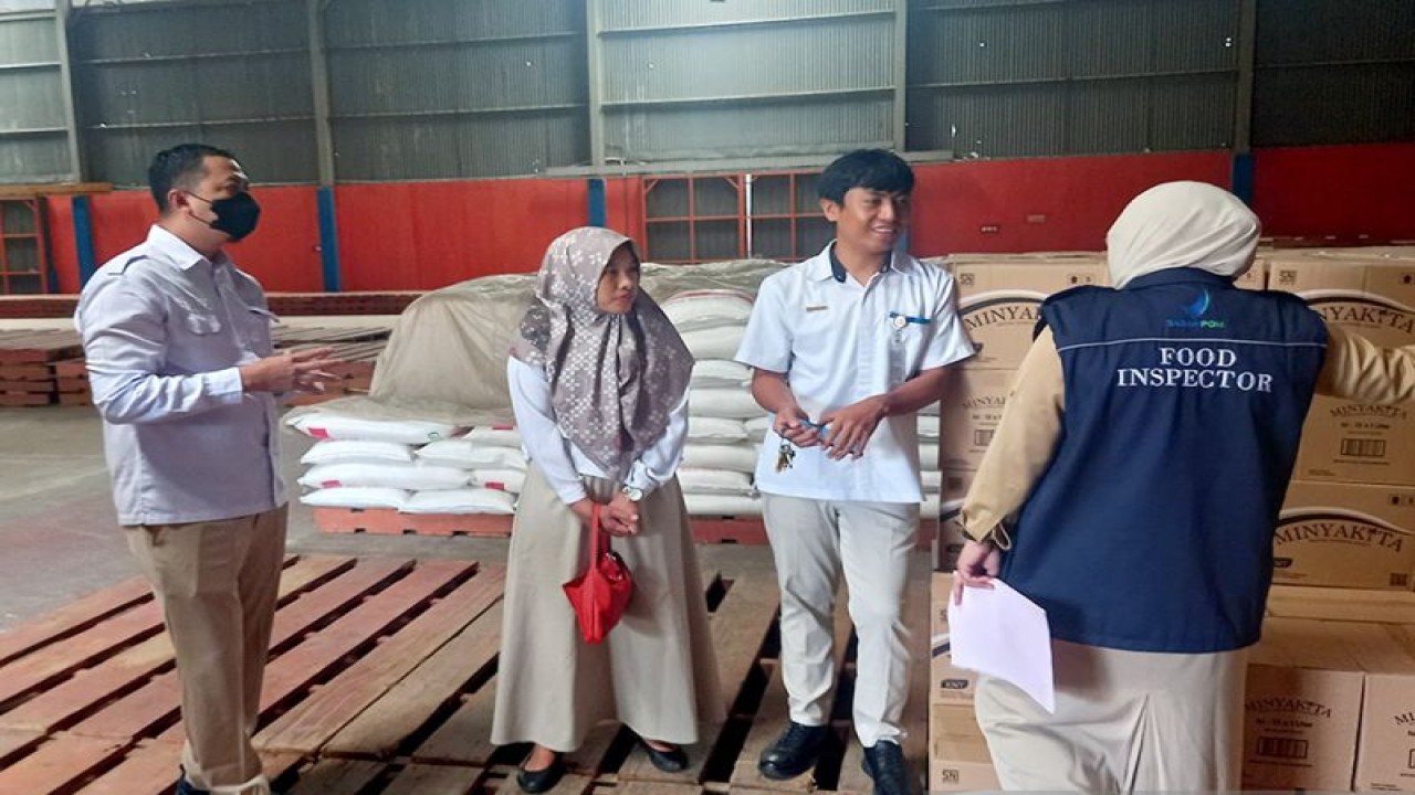 Kepala BPOM Gorontalo Agus Yudi Prayudana bersama tim melakukan pengawasan pangan di gudang Bulog Subdivre Gorontalo di Kota Gorontalo. ANTARA/HO-BPOM Gorontalo