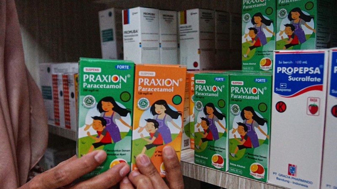 Petugas memperlihatkan obat sirop merek Praxion yang dihentikan peredarannya di salah satu apotek kawasan Banda Aceh, Aceh, Rabu (8/2/2023). Kementerian Kesehatan melakukan tindakan antisipatif dengan menyetop sementara peredaran produk obat sirup merek Praxion sembari menunggu hasil penyelidikan epidemologi terkait penyebab pasti kasus terbaru Gangguan Ginjal Akut Progresif Atipikal di Jakarta. ANTARA FOTO/Khalis Surry