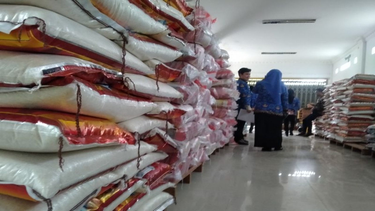 Persediaan beras kemasan di salah satu gudang distributor di Tanjung Selor, Bulungan, Kalimantan Utara dipotret pada Jumat (17/2/2023). (ANTARA/Muh. Arfan)