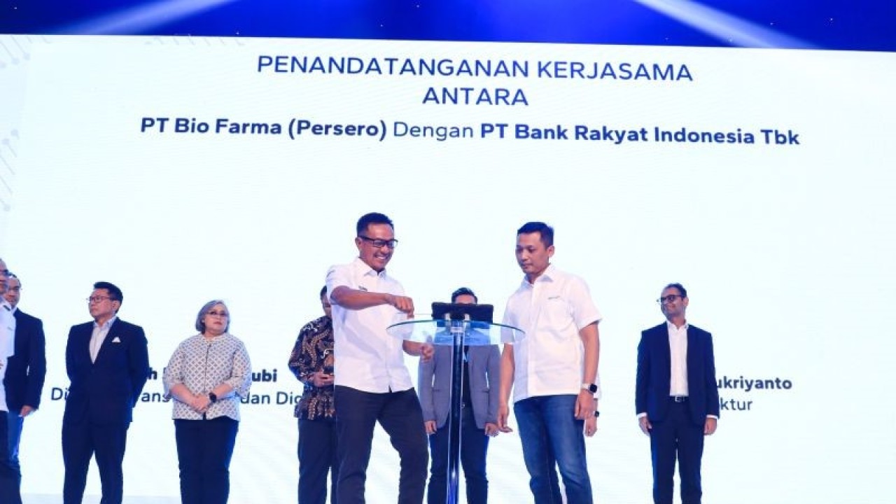 Penandatanganan kerja sama antara PT Bank Rakyat Indonesia (Persero) Tbk bersama PT Bio Farma (Persero) untuk membangun ekosistem healthcare. ANTARA/HO-BRI.