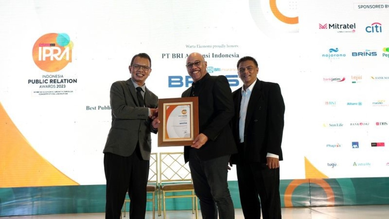 Executive Vice President BRINS Hamid Suweleh (tengah) menerima