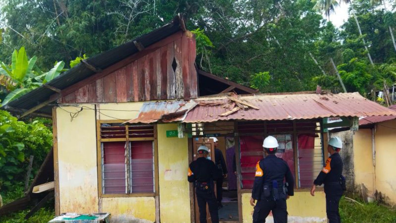 Sejumlah personel Batalyon B Pelopor Satuan Brimob Polda Sulawesi Tengah memperbaiki bagian rumah warga yang rusak akibat dampak angin puting beliung sebagai bentuk pertolongan terhadap masyarakat tertimpa bencana, Rabu (22/2/2023). ANTARA/HO-Batalyon B Pelopor Satuan Brimob Polda Sulawesi Tengah