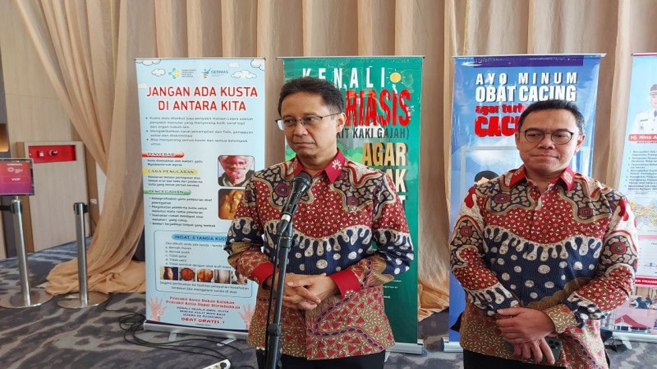 Menteri Kesehatan RI Budi Gunadi Sadikin (kiri) saat menyampaikan keterangan pers peringatan NTDs Sedunia 2023 di kawasan TMII, Jakarta Timur, Selasa (21/2/2023). (ANTARA/Andi Firdaus).