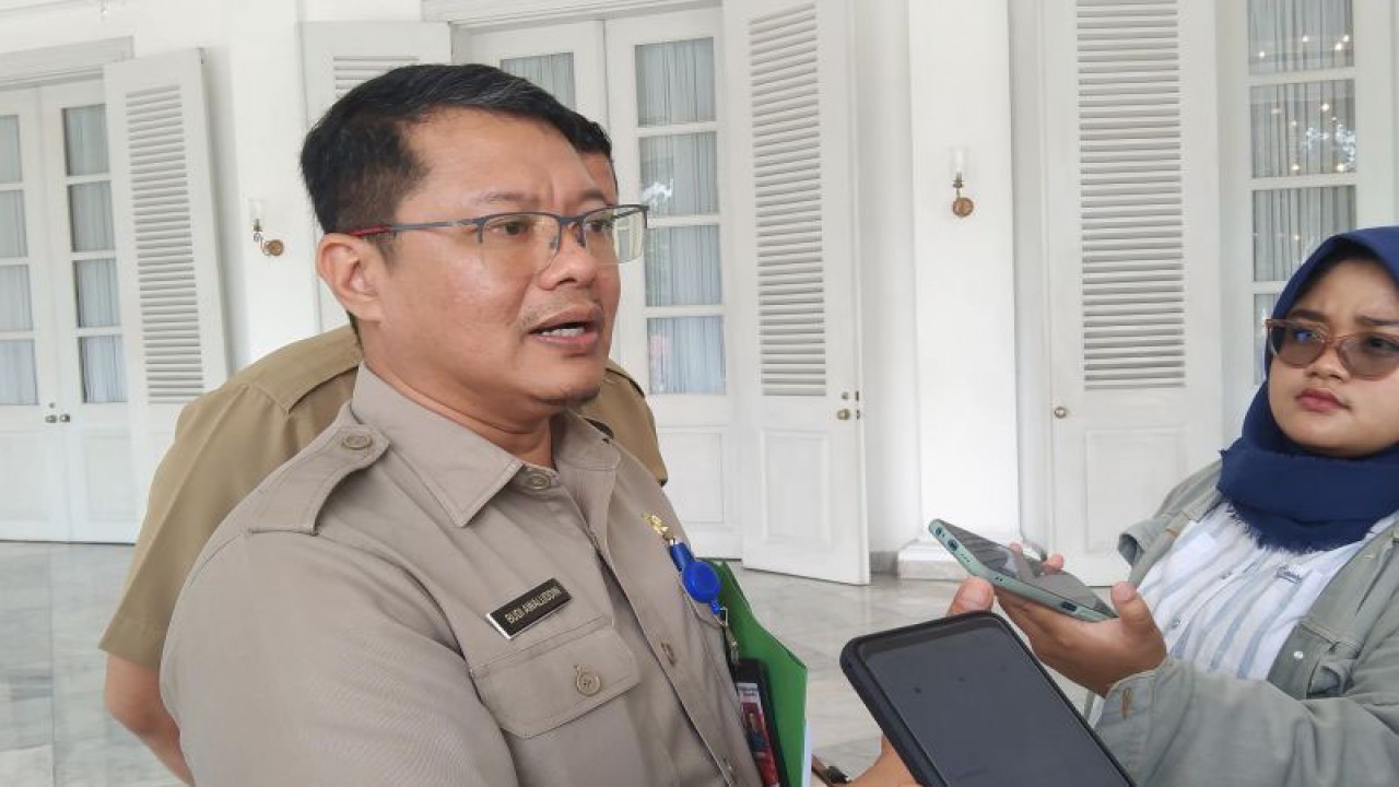 Kepala Disdukcapil DKI Budi Awaluddin diwawancarai wartawan terkait penduduk pendatang di Pendopo Balai Kota Jakarta, Selasa (14/2/2023) .ANTARA/Dewa Ketut Sudiarta Wiguna