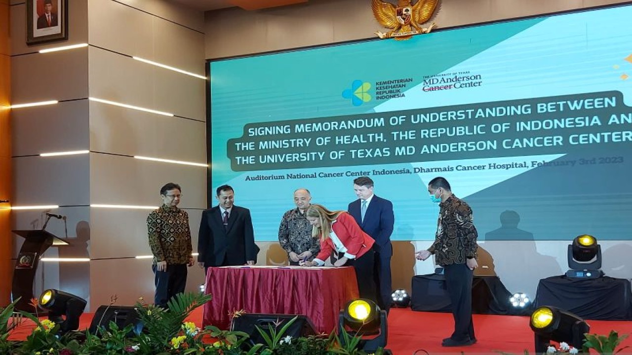 Menteri Kesehatan RI Budi Gunadi Sadikin (kiri) menyaksikan jalannya penandatanganan MoU peningkatan layanan pasien kanker di Indonesia antara perwakilan manajemen RS Kanker Dharmais dengan The University of Texas MD Anderson Cancer Center di RS Kanker Dharmais Jakarta, Jumat (3/2/2023). (ANTARA/Andi Firdaus).