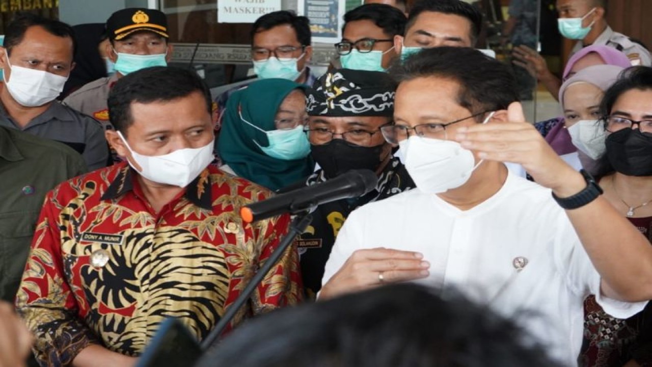 Menteri Kesehatan Menkes Budi Gunadi Sadikin (kanan) bersama Bupati Sumedang Dony Ahmad Munir (kiri) di Sumedang, Jawa Barat, Jumat (10/2/2023). (ANTARA/HO-Humas Pemkab Sumedang)