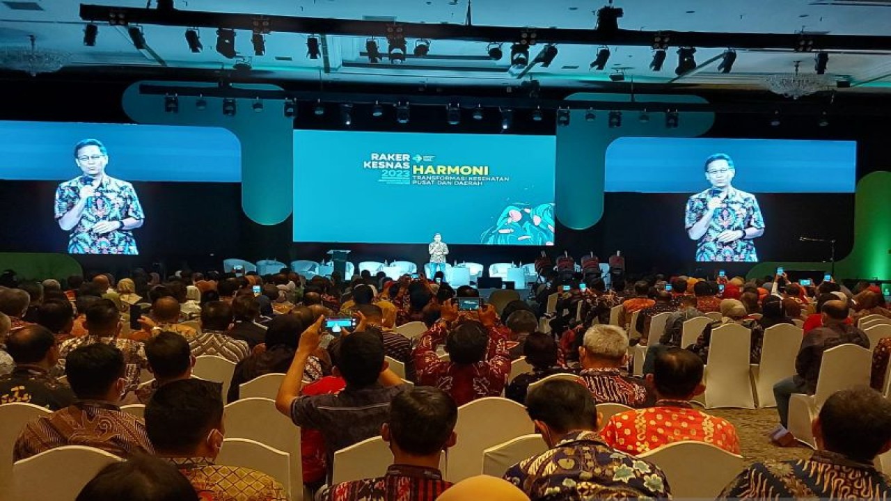 Menteri Kesehatan RI Budi Gunadi Sadikin saat menyampaikan pemaparan dalam Rapat Kerja Kesehatan Nasional (Rakerkesnas) 2023 di Balai Sidang Jakarta Convention Center (JCC), Kamis (23/2/2023). (ANTARA/Andi Firdaus).