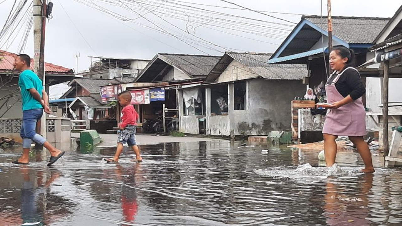 Banjir rob naik ke jalan di Kelurahan Kampung Bugis, Tanjungpinang, Kepri, pada bulan Januari 2023. (Ogen)