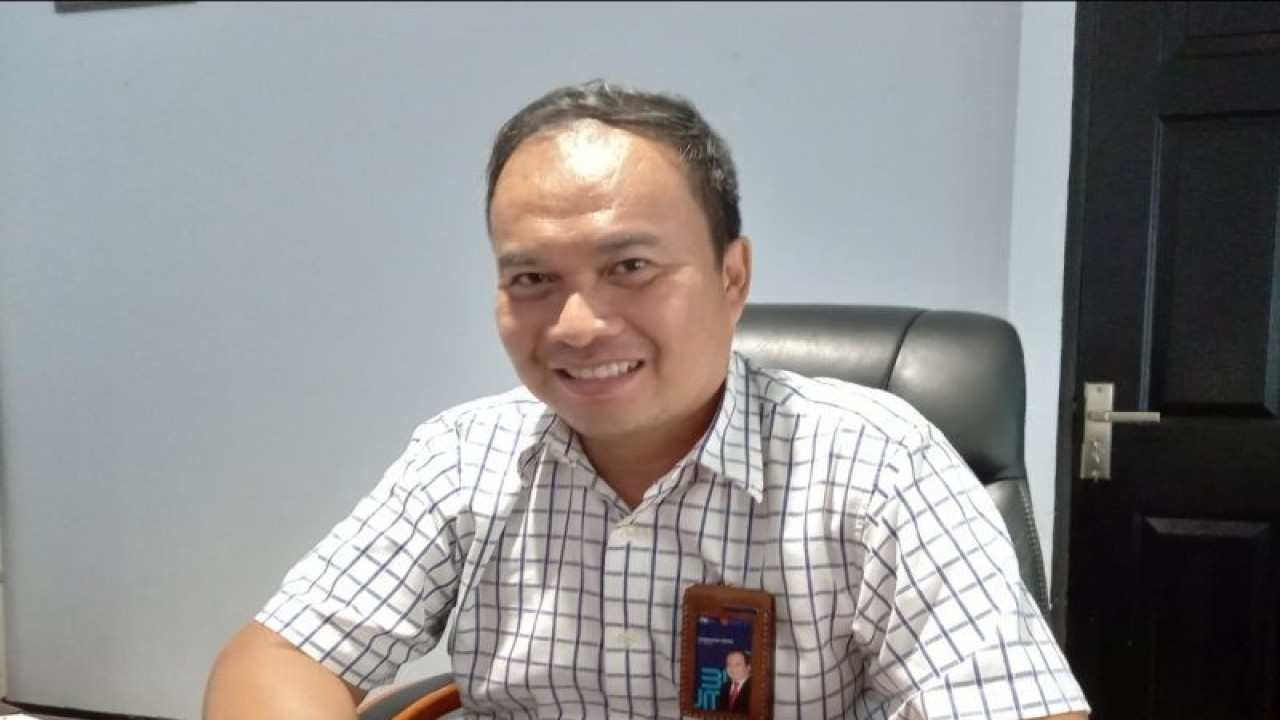 Pemimpin Wilayah Bulog Sulut dan Gorontalo Ali Ahmad Najih Amsari di Manado, Rabu (1/2/2023). ANTARA/Nancy L. Tigauw