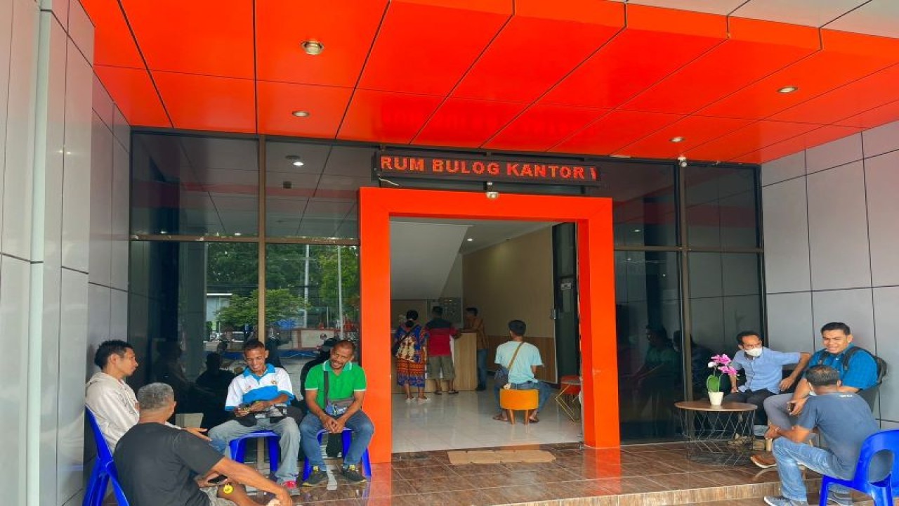 Sejumlah pedagang beras mengantre untuk membeli beras di kantor Bulog wilayah NTT di Kupang, Jumat (3/2/2023). ANTARA/Ho-Humas Bulog Wilayah NTT.