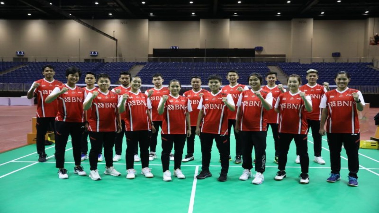 Pebulu tangkis nasional yang mewakili Indonesia pada Kejuaraan Beregu Campuran Asia (BAMTC) 2023 melakukan foto bersama sebelum bertanding pada 14-19 Februari di Dubai, Uni Emirat Arab. (ANTARA/HO-PP PBSI)