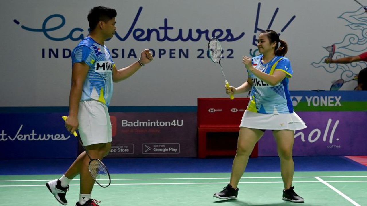 Pebulu tangkis ganda campuran Indonesia Praveen Jordan (kiri) dan Melati Daeva Oktavianti melakukan selebrasi seusai mengalahkan ganda campuran Skotlandia Adam Hall/Julie Macpherson dalam babak 32 besar Indonesia Open 2022 di Istora Senayan, Jakarta, Rabu (15/6/2022). Praveen/Melati berhasil melaju babak selanjutnya setelah menang 21-6, 21-18. ANTARA FOTO/Sigid Kurniawan/foc.