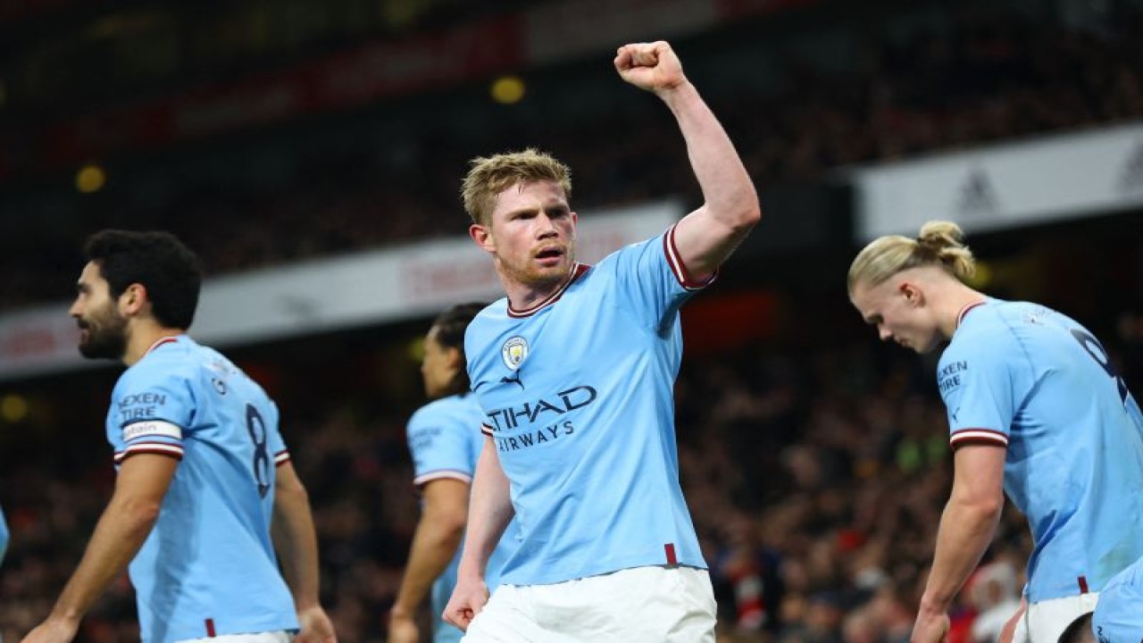 Selebrasi Kevin de Bruyne (tengah) setelah Erling Haaland (kanan) mencetak gol ketiga Manchester City dalam pertandingan Liga Premier Inggris lawan Arsenal di Emirates Stadium, London pada 16 Februari 2023. ANTARA/Reuters/MATTHEW CHILDS