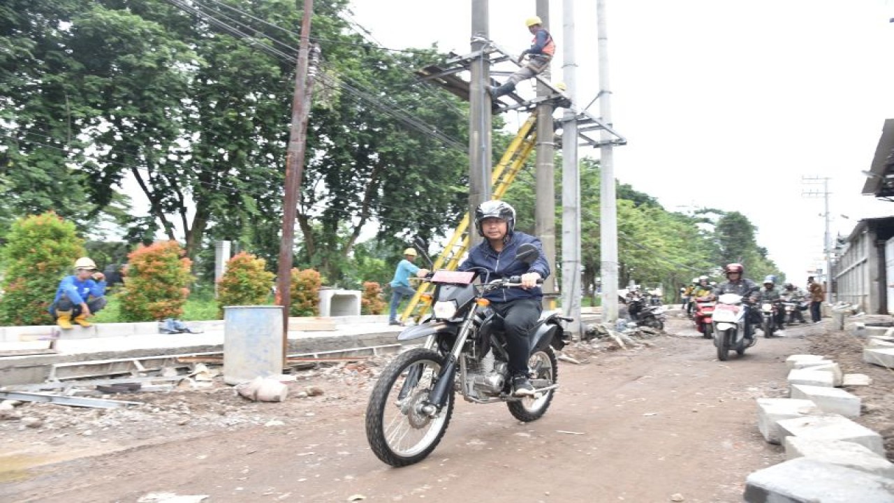 Bupati Sidoarjo Ahmad Muhdlor naik motor meninjau pembangunan jalan pendamping di kabupaten setempat. ANTARA/HO-Pemkab Sidoarjo