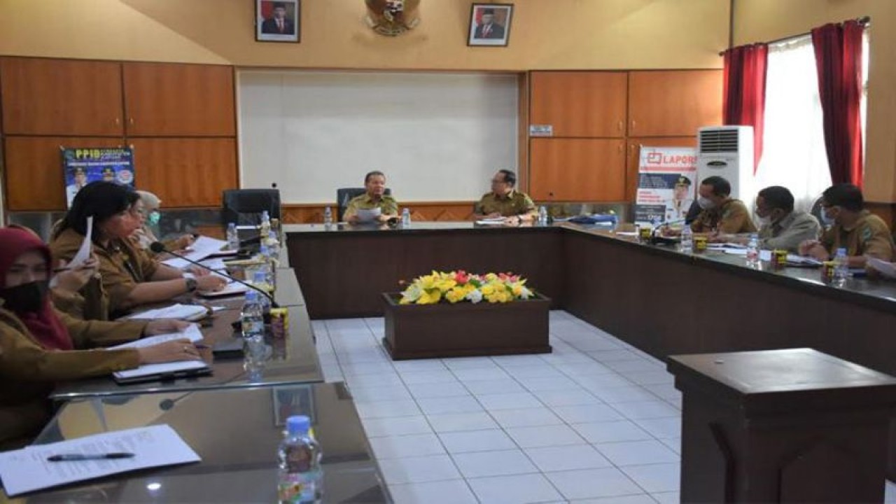 Bupati Kapuas Ben Brahim S. Bahat memimpin rapat persiapan menindaklanjuti kedatangan Tim IGC di Kabupaten Kapuas, di ruang rapat Kantor Bupati Kapuas, Kamis (16/2/2023). ANTARA/ HO-Diskominfo Kapuas.