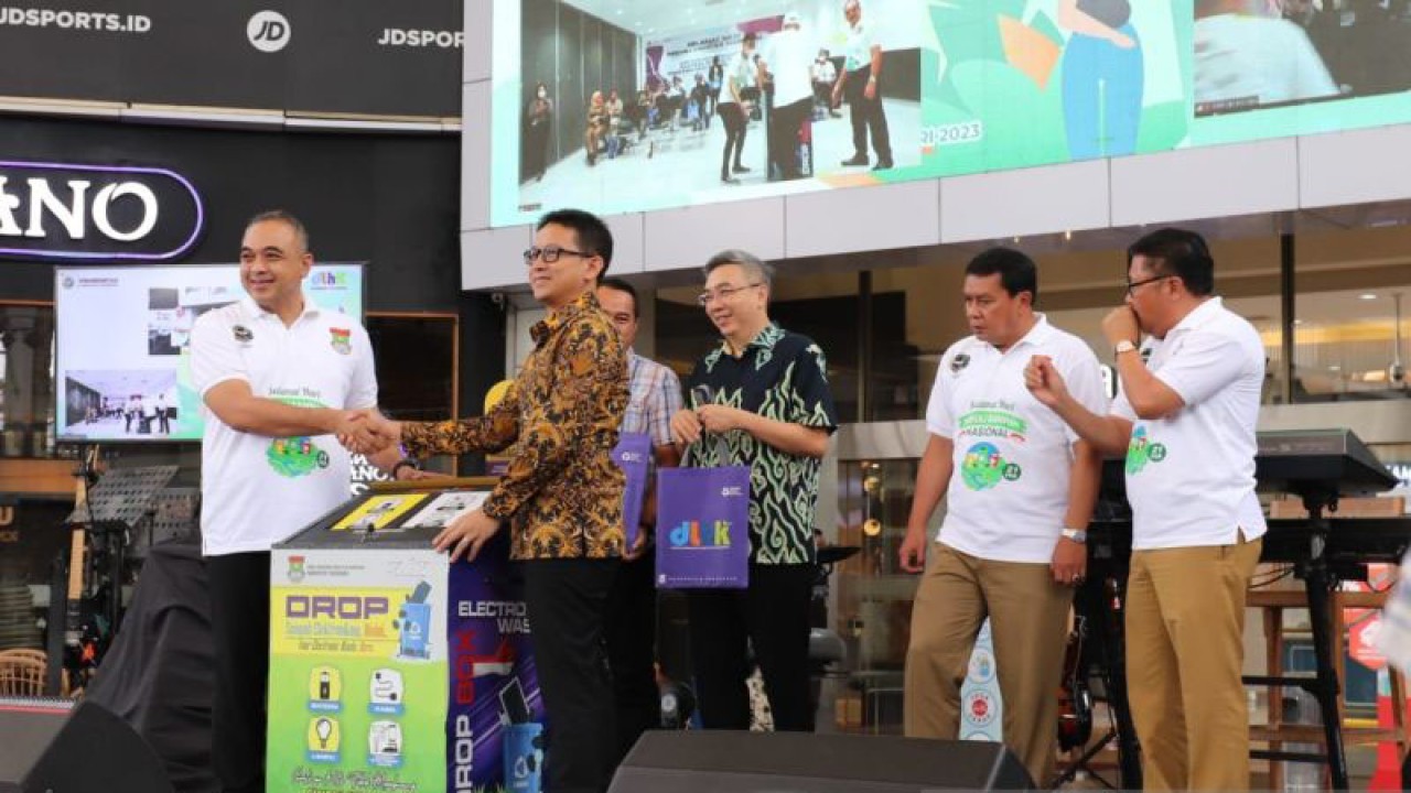 Bupati Tangerang, Provinsi Banten, Ahmed Zaki Iskandar saat peluncuran Bank Sampah Induk (BSI) yang bertepatan di Hari Peduli Sampah Nasional di Tangerang, Selasa (21/2/2023). (FOTO ANTARA/Azmi)