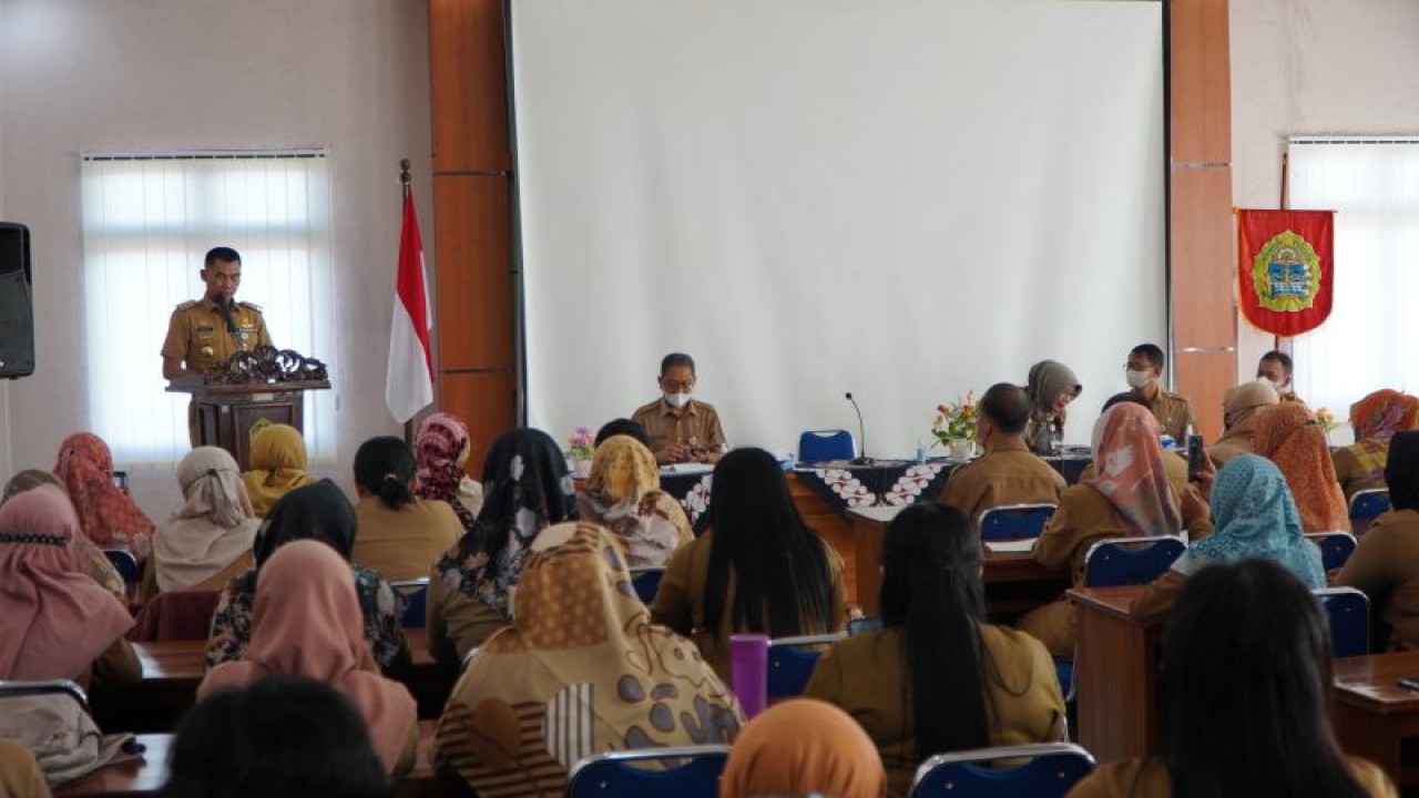 Bupati Gunungkidul Sunaryanta membina pegawai di lingkungan Dinas Pendidikan. (ANTARA/HO-Humas Pemkab Gunungkidul)
