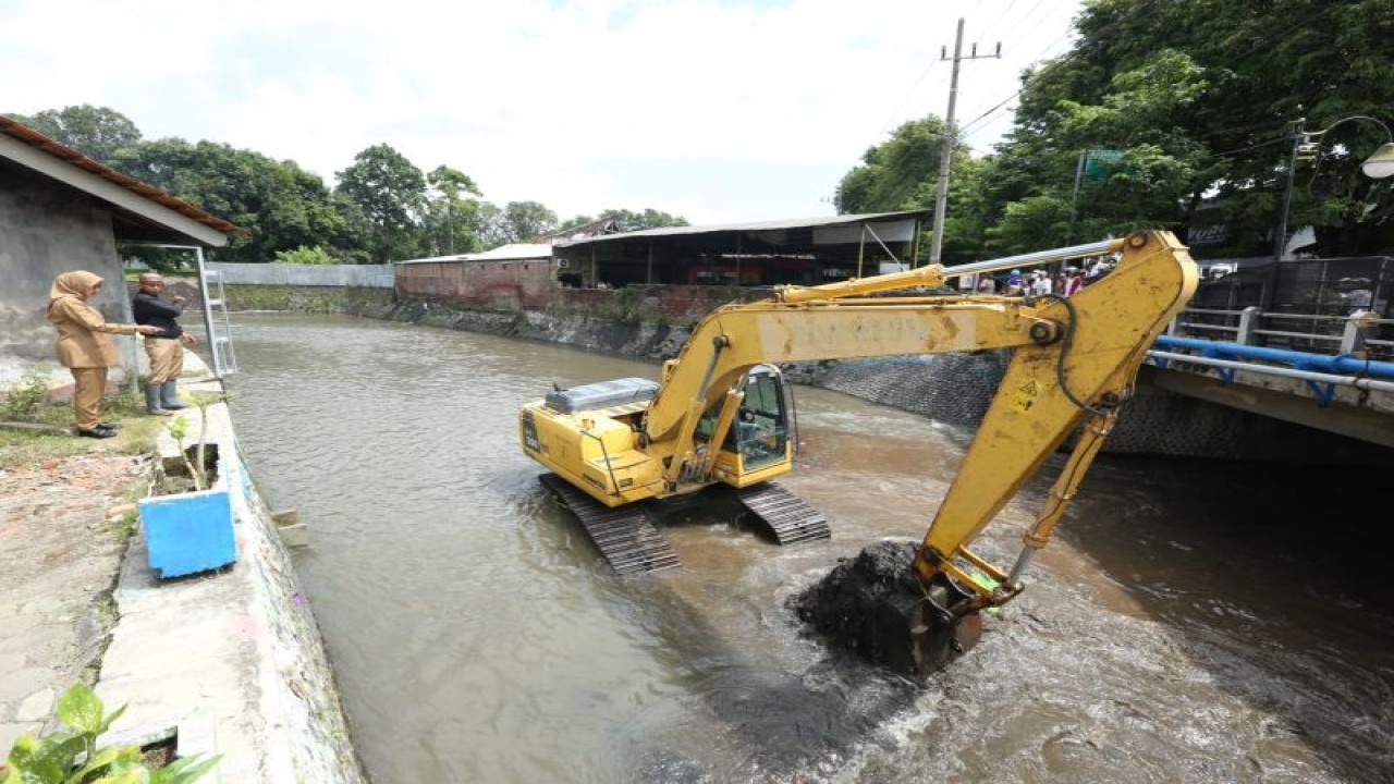 Bupati Banyuwangi Ipuk Fiestiandani meninjau pengerukan sedimen aliran Sungai Kalilo kurnagi risiko banjir. ANTARA/HO-Humas Pemkab Banyuwangi