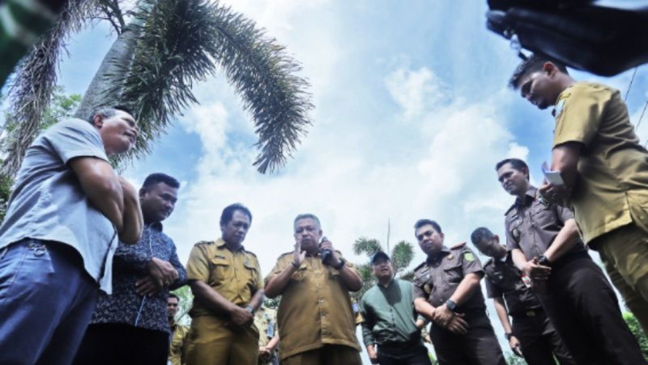 Bupati Bangka Barat Sukirman (nomor empat dari kiri) didampingi Kepala Kantor Cabang Disdik Babel Wilayah IV Sudarni menerima kunjungan Anggota DPRD Provinsi Babel. ANTARA/ Donatus Dasapurna