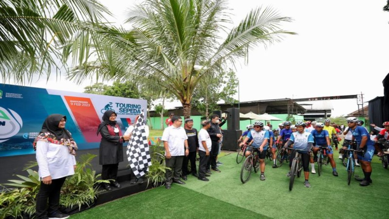 Bupati Banyuwangi Ipuk Fiestiandani melepas tim sepeda "Jelajah Bersih Negeri" di Banyuwangi. Kamis (9/2/2023) ANTARA/HO-Humas Pemkab Banyuwangi