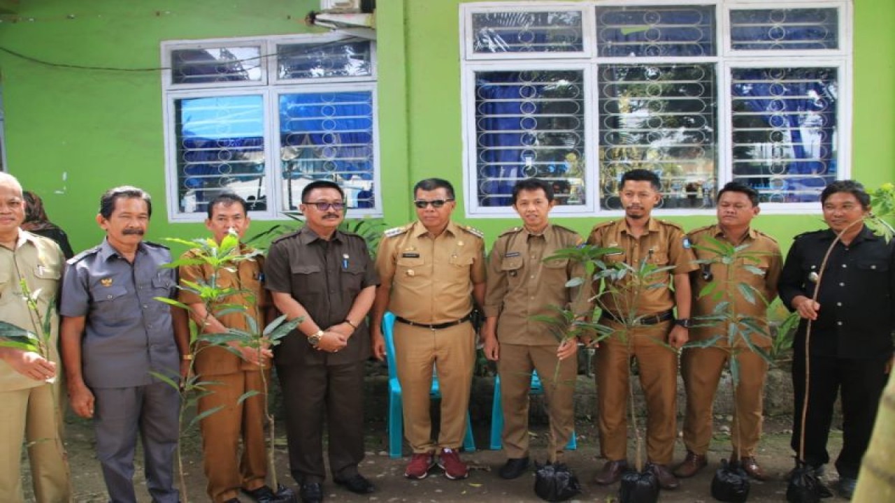 Bupati Bulukumba Andi Muchtar Ali Yusuf saat menyerahkan 400 bibit pohon unggul pada Musyawarah Perencanaan Pembangunan (Musrenbang) Tahun Anggaran 2024 tingkat Kecamatan Ujung Loe di Bulukumba, Selasa (21/02/2023). ANTARA/HO-Humas Pemkab Bulukumba