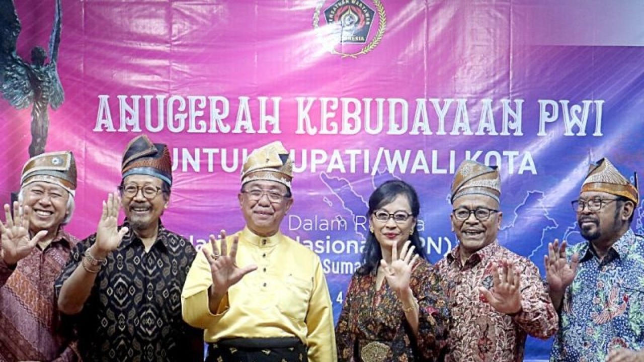 Bupati Indragiri Hilir, Riau, H.M. Wardan (tengah) bersama tim juri Agus Dermawan T. (kiri), Yusuf Susilo Hartono (dua kiri), Nungki Kusumastuti (tiga kanan), Atal.S.Depari (dua kanan), dan Ninok Leksono. (ANTARA/HO-PWI Pusat)