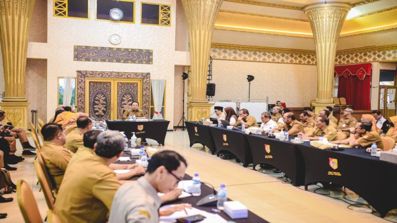 Bupati Jember Hendy Siswanto memimpin rapat pembentukan satuan tugas penurunan stunting, angka kematian ibu dan bayi, dan kemiskinan ekstrem di Pendapa Wahyawibawagraha, Kabupaten Jember, Provinsi Jawa Timur, Snin (6/2/2023). (ANTARA/HO-Pemkab Jember)