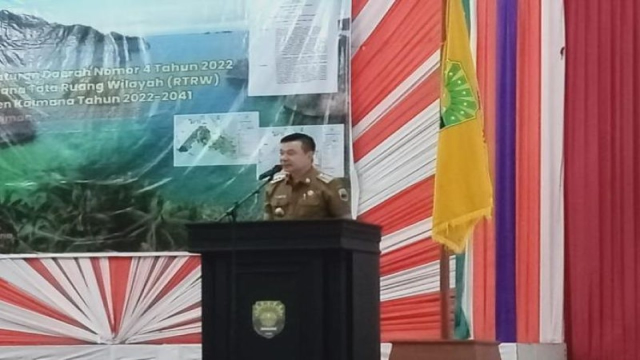 Bupati Kaimana Freddy Thie saat kegiatan sosialisasi Perda Nomor 4 Tahun 2022 tentang Rencana Tata Ruang Wilayah (RTRW) Kabupaten Kaimana Tahun 2022-2041. (ANTARA/HO-Isabela Wisang)