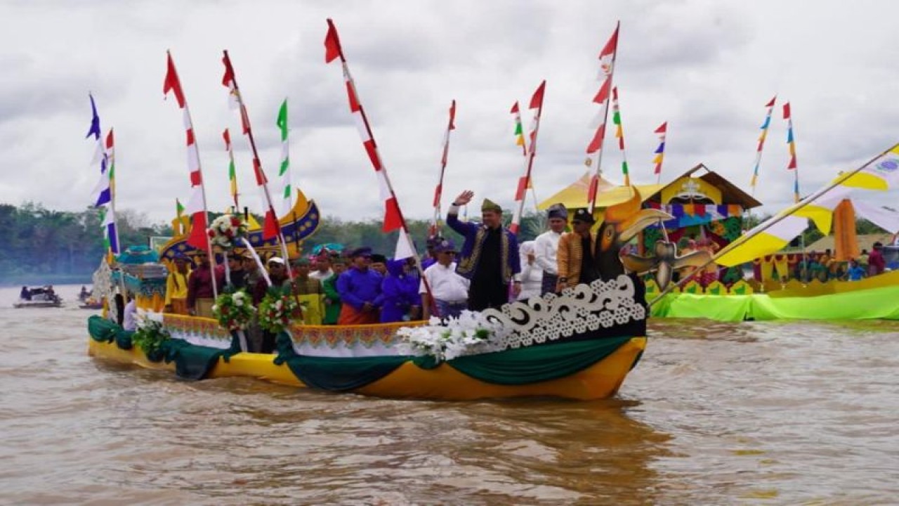 Bupati Kapuas Hulu Fransiskus Diaan (kiri) dan Wakil Bupati Kapuas Hulu Wahyudi Hidayat (kanan) melambaikan tangan kepada masyarakat saat menghadiri perayaan Hari Jadi ke 223 Tahun Kerajaan Jongkong, di Kecamatan Jongkong Kabupaten Kapuas Hulu, Provinsi Kalimantan Barat, Minggu (18/2/2023). ANTARA/HO-Prokopim Setda Kapuas Hulu. (Teofilusianto Timotius)