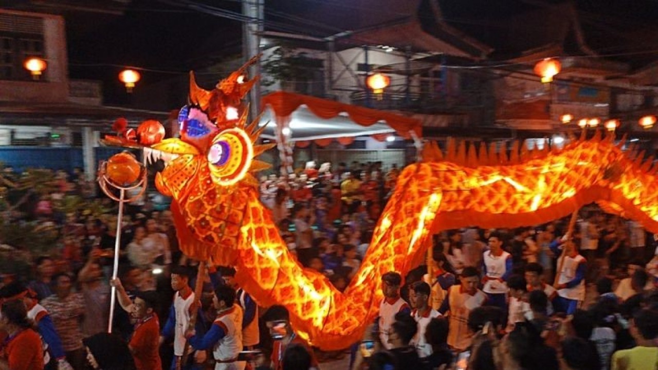 Malam puncak perayaan Cap Go Meh di Kota Putussibau di saksikan ribuan warga Kapuas Hulu dengan atraksi naga dan barongsai di komplek Pasar Merdeka Kota Putussibau, wilayah Kabupaten Kapuas Hulu Kalimantan Barat, Minggu malam (5/2/2023). ANTARA (Teofilusianto Timotius)