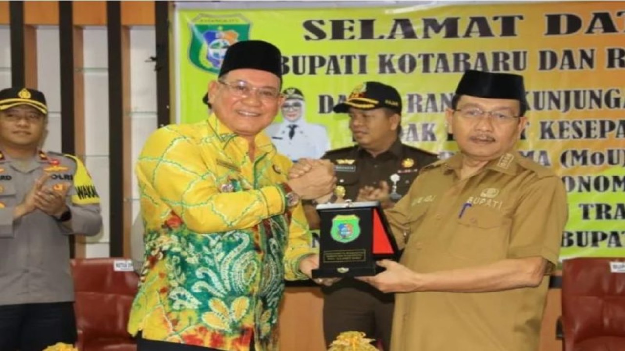 Bupati Kotabaru Kalimantan Selatan, Sayed Jafar (kiri) dengan Bupati Kabupaten Pasangkayu, Sulawesi Barat, Ambo Djiwa (kanan) saat menjalin kerja sama sektor pariwisata dan rencana pembangunan tol laut di Pasangkayu, Sulawesi Barat, Selasa (31/1/2023). ANTARA/HO-Humas Kotabaru