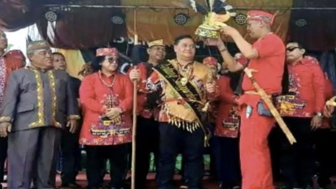 Bupati Halikinnor saat prosesi pemberian gelar adat di sela rangkaian mamapas lewu/nyange laman" atau membersihkan kampung dan bayar hajat di Desa Sebabi Kecamatan Telawang, Minggu (19/2/2023). (ANTARA/Dokumentasi Pribadi)