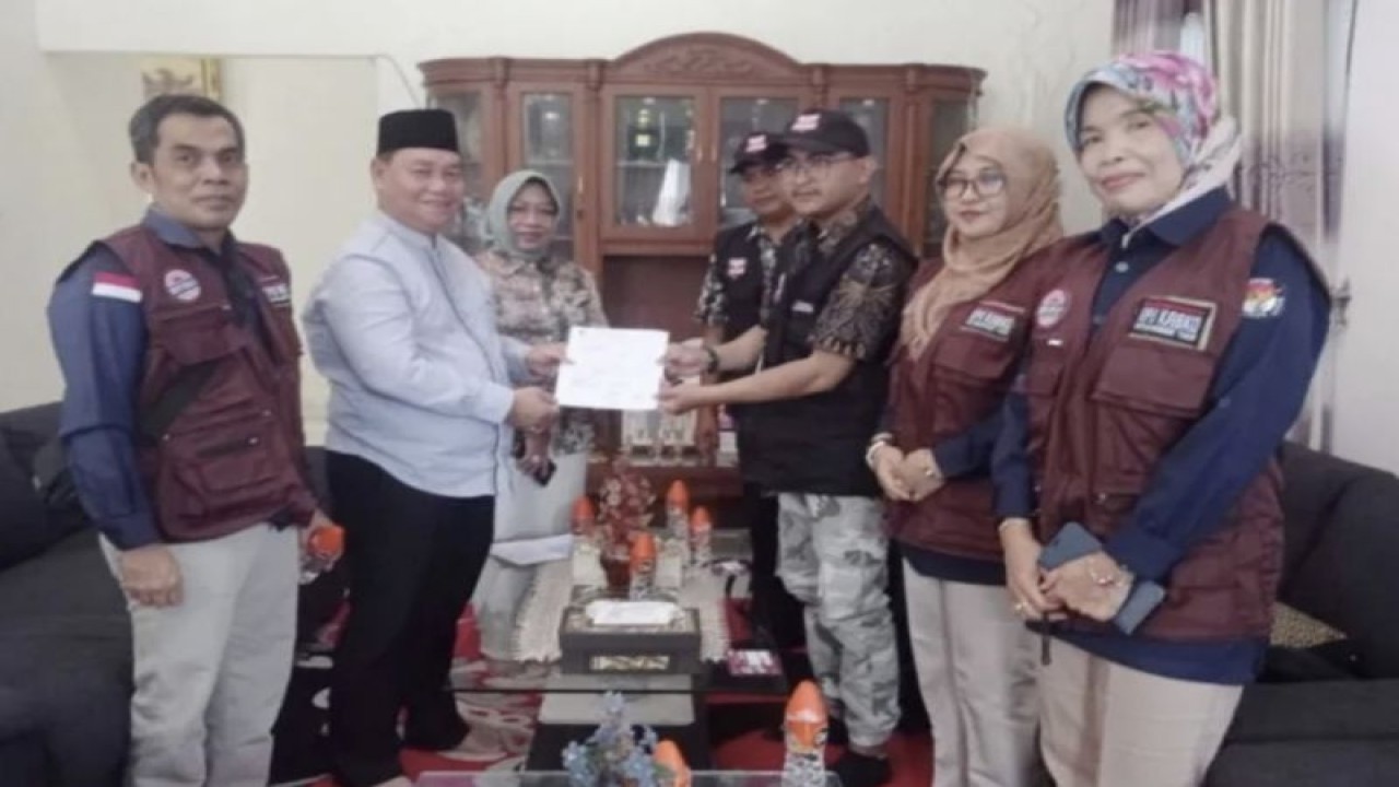 Bupati Halikinnor dan istri saat menerima rombongan KPU dan Pantarlih yang datang melakukan pencocokan dan penelitian data pemilih Pemilu 2024 di Sampit, (14/2/2023). (ANTARA/HO-Pemkab Kotim)