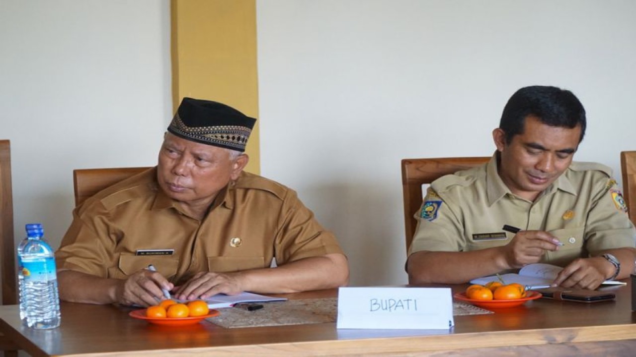 Bupati Lombok Timur M. Sukiman Azmy (kiri) (ANTARA/HO-Humas Pemkab Lombok Timur)