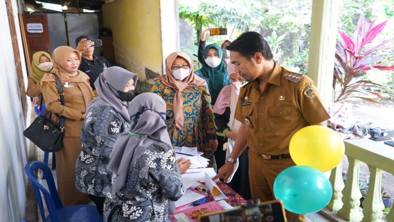 Bupati Madiun Ahmad Dawami meninjau kegiatan bulan timbang di posyandu yang ada di Kelurahan Bangunsari, Kecamatan Dolopo, Kabupaten Madiun, Jatim, Selasa (14/2/2023). ANTARA/HO-Diskominfo Kabupaten Madiun